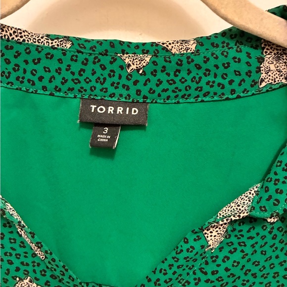 torrid Green leopard-Print Sleeveless Button-Up Blouse - Picture 3 of 4
